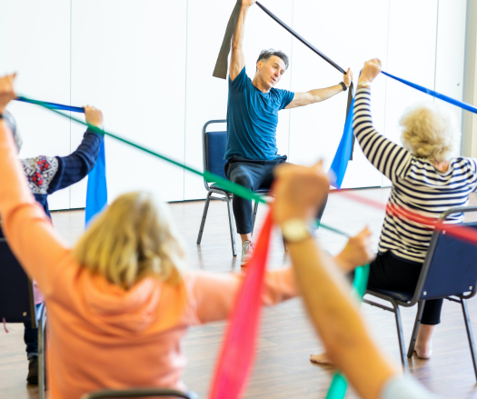 Classe d'exercices en groupe sur chaise
